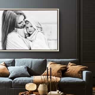 Canvas print in floating frame